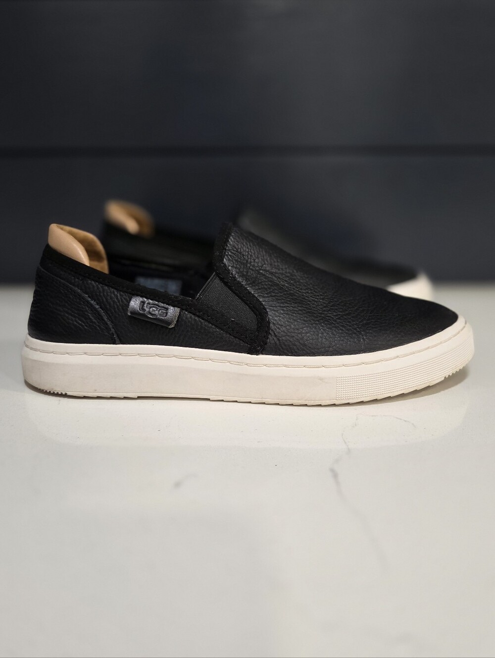 Ugg Alameda Slip On Black Pebbled Leather Sneaker Size 8 - Picture 2 of 9